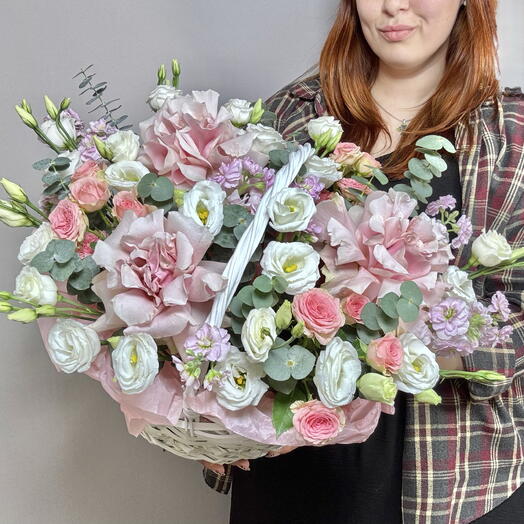 Корзина с французскими розами, ароматной маттиолой, эустомой и эвкалиптом