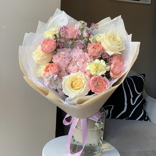 Букет «Милкшейк» с пионовидными розами, гортензией и маттиолой🌸