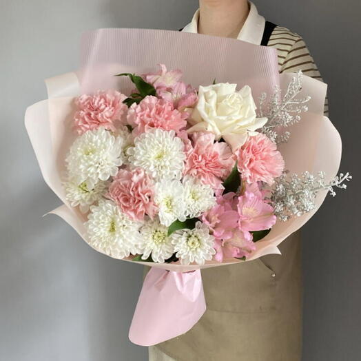 Нежный букет с французской белой розой,диантусами,седумом🌸🤍
