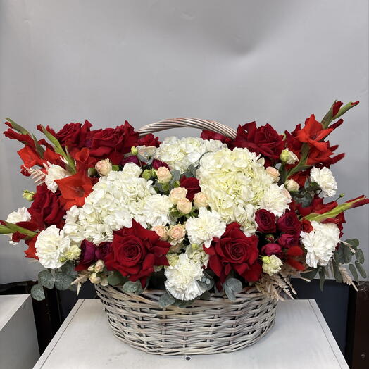 Роскошная композиция из гортензий и французских роз в корзине🌹