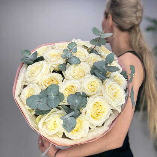 Большой букет белых роз
