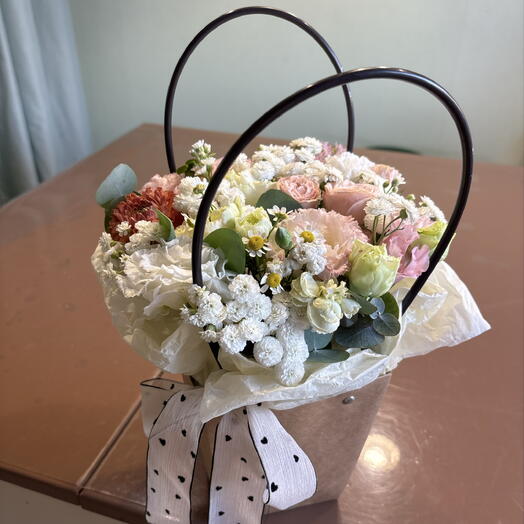 Композиция из георгина, диантуса, кустовой розы, ромашки💕🌸