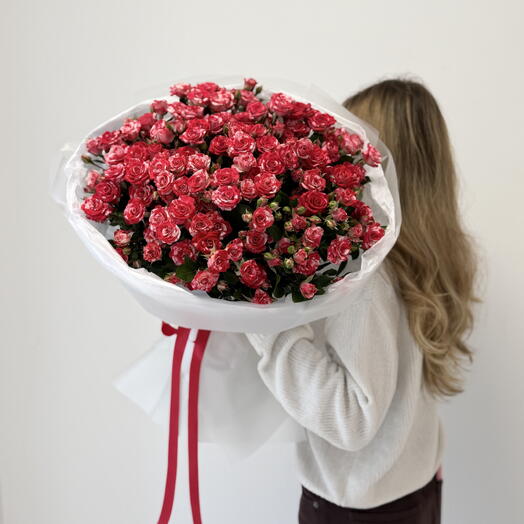 Шикарный букет из 21 шт кустовой розы 70 см