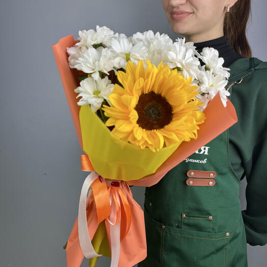 Букет комплимент из ромашки и подсолнуха