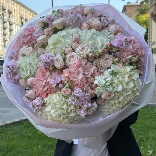 Ароматный букет - нежная гортензия с маттиолой кустовые розы