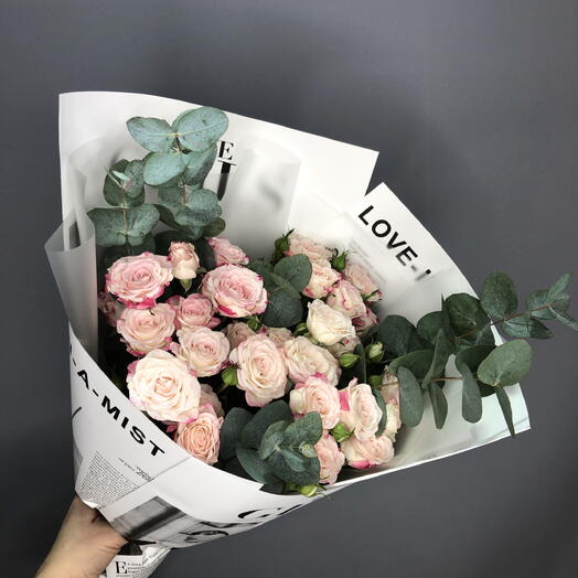 Воздушный букет с кустовыми розами и эвкалиптом🌸☘️🌸☘️🌸☘️