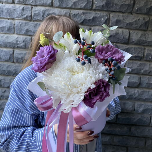 Композиция эустомой и ягодками🍓🥰
