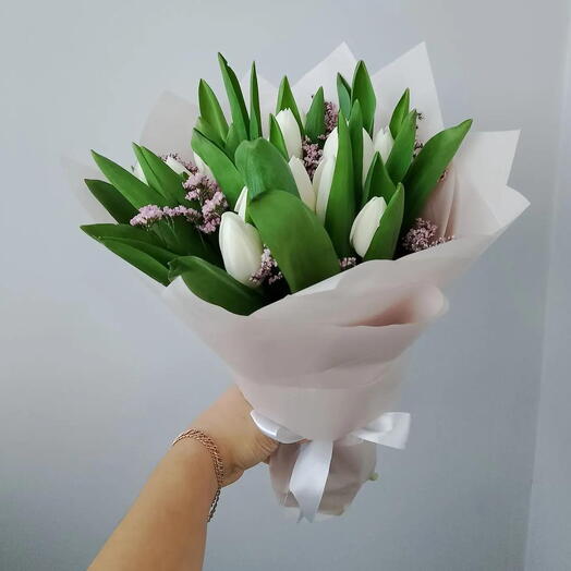Букет из тюльпанов и лимониума