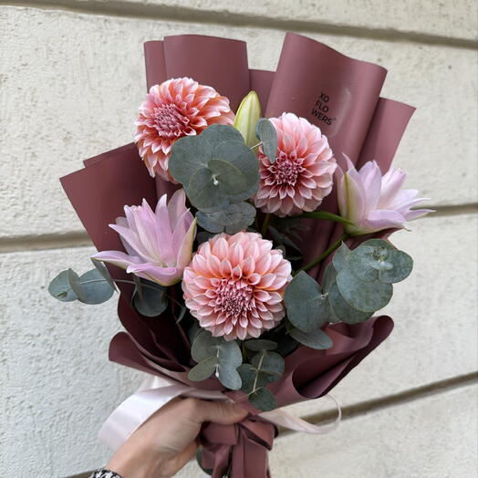 Букет из георгин, кустовой пионовидной лилии с эвкалиптом от XOFLOWERS