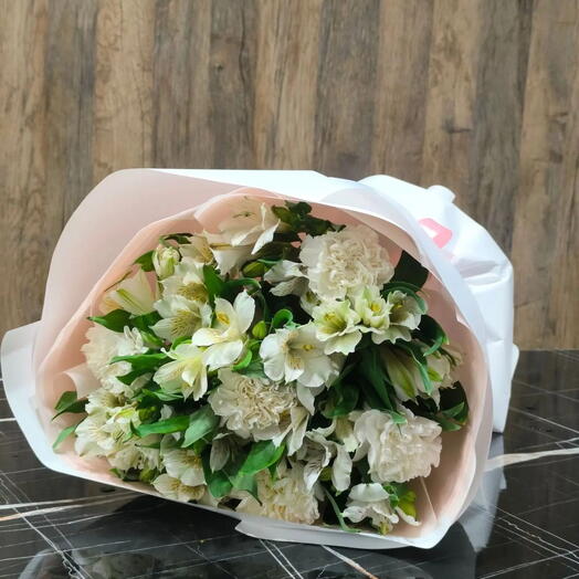Букет с альстромериями