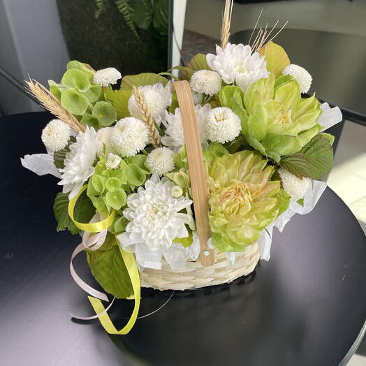 Композиция в корзинке с розой, хризантемой, молюцеллой и малиной