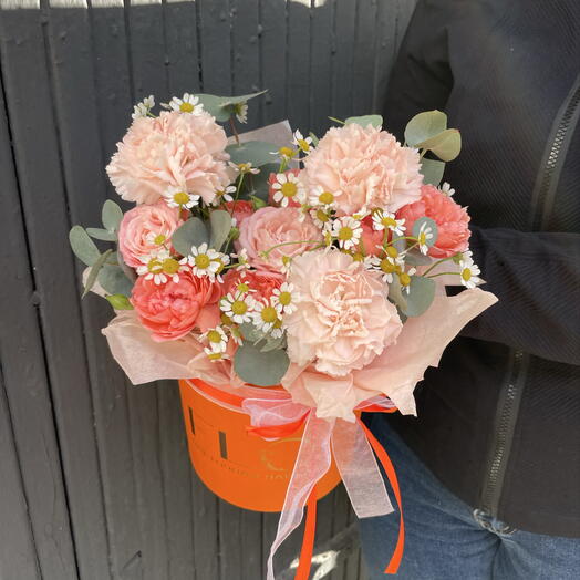 Нежная композиция с ажурными диантусами и ромашками