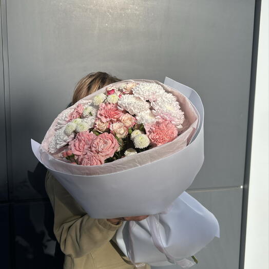 Нежный букет с кустовыми розами и хризантемами