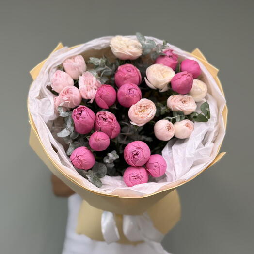 Нежный букет из пионовидной кустовой розы микс Silva Pink и Mensfild park с ароматным эвкалиптом