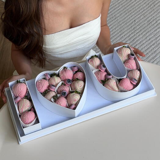 Бокс I Love You с сочной клубникой в бельгийском шоколаде — сладкое признание в любви