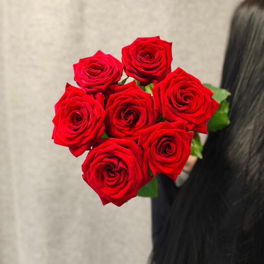 7 красных роз Red Naomi 60см под ленту