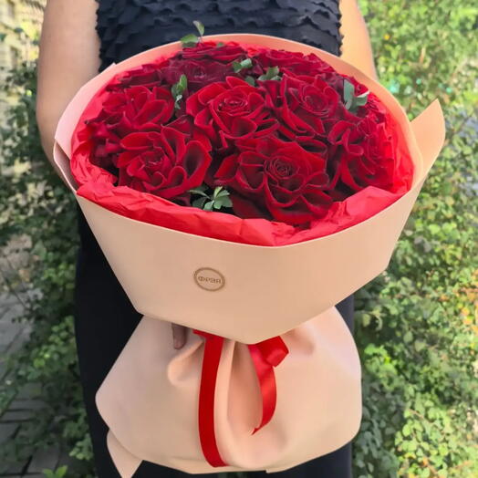 Букет с роскошными красными розами