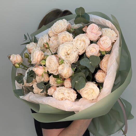 Авторский букет из пионовидной кустовой розы и эвкалипта 💗
