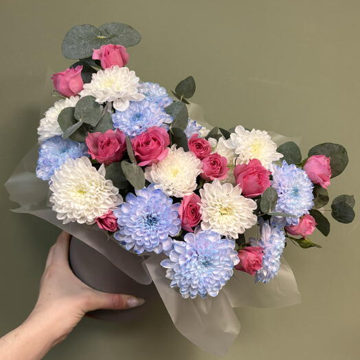 Коробка из синий хризантем,кустовых роз,эвкалипта
