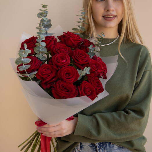 Букет из розы красной и эвкалипта, 15 шт