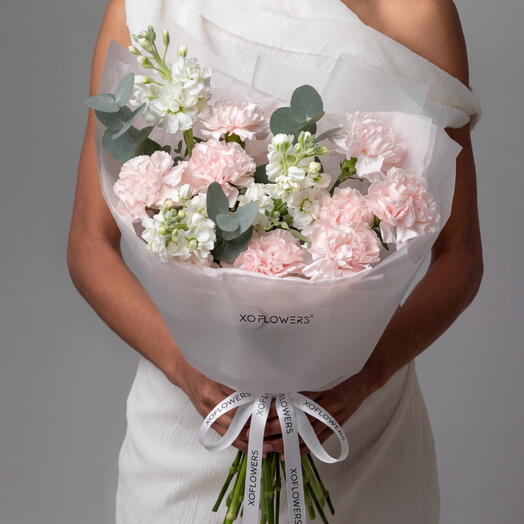 Букет с диантусами (8 шт.), маттиолой (3 шт.) и эвкалиптом от XOFLOWERS