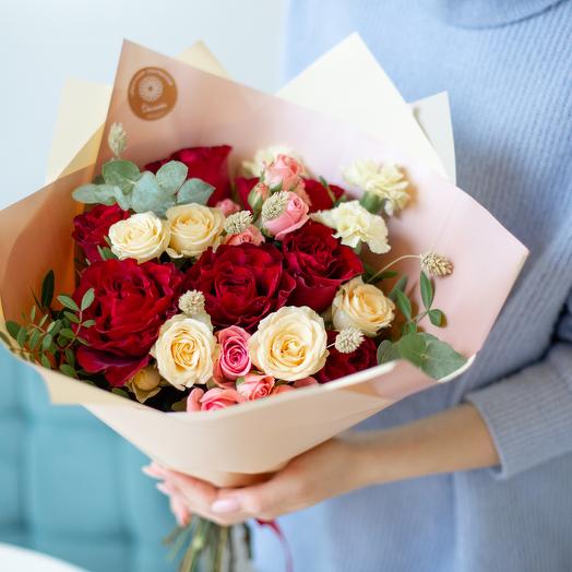 Ramo brillante con rosas
