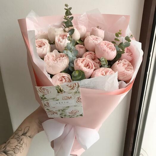 Ramo de rosas delicadas en forma de peonía con ramitas de eucalipto
