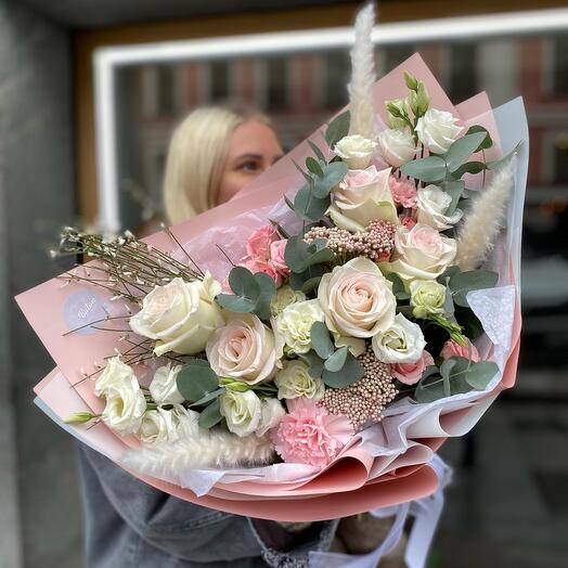 1. Пышный нежный и ароматный букет "Рассвет в любви" с розами и лизиантусом
