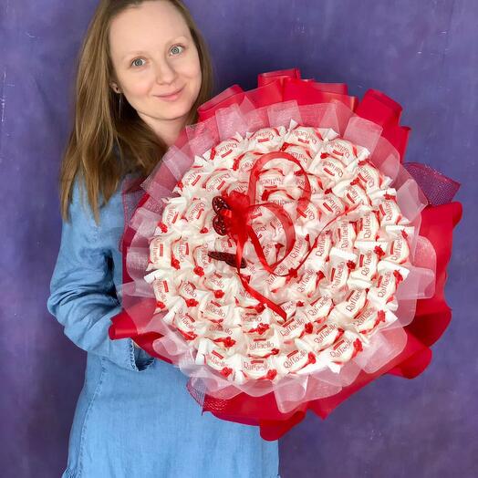 Букет из рафаэло , любовь бант
