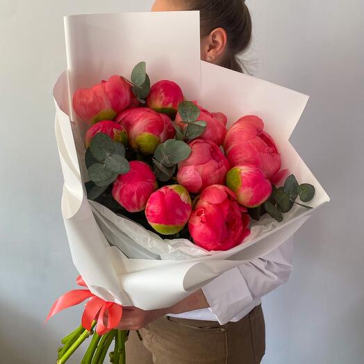 Ramo de 11 peonías de Coral y ramitas de eucalipto. Bouquet 135 Buket in Moscow