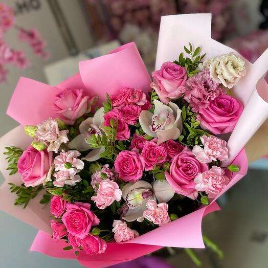 Ramo de rosas rosas con orquídea
