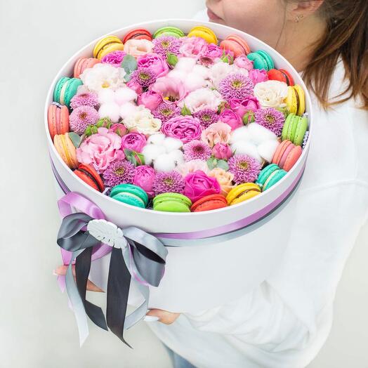 Caja con 20 macarrones y mezcla de flores