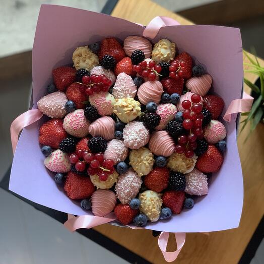 Клубничный букет в сиреневом оформление