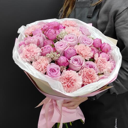 Bouquet with a peony-shaped rose