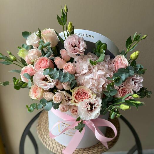 Цветочная композиция с розами и лизиантусами