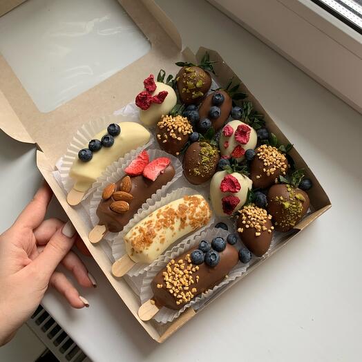 Conjunto de fresas surtidas en chocolate y plátanos