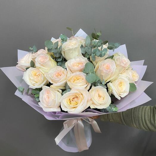 Ramo de 23 rosas fragantes con eucalipto
