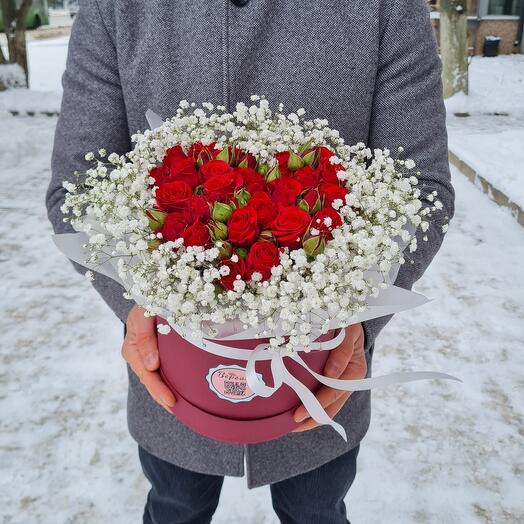 Сердце из красных кустовых роз и гипсофилы