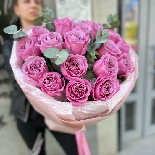 Ramo clásico de 17 rosas de peonía rosa con eucalipto