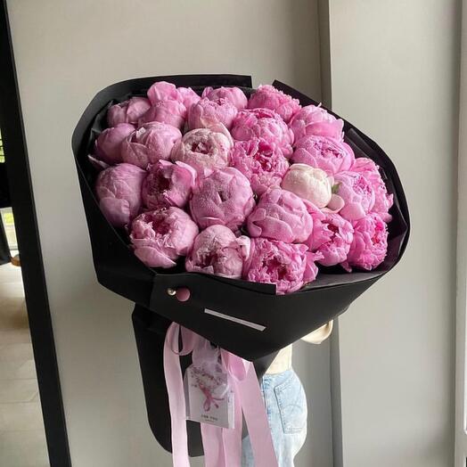Peonies in stylish black 25 pcs