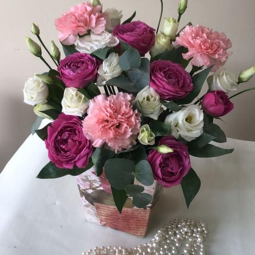 Fragrant composition with peony-shaped roses