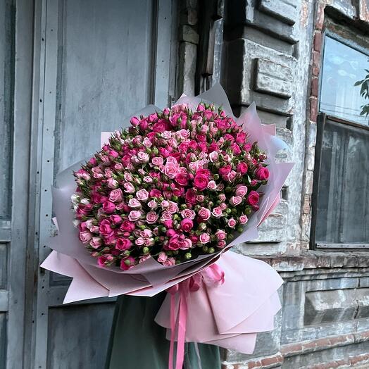 Delicado ramo de rosas de arbusto