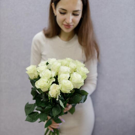 19 белых роз