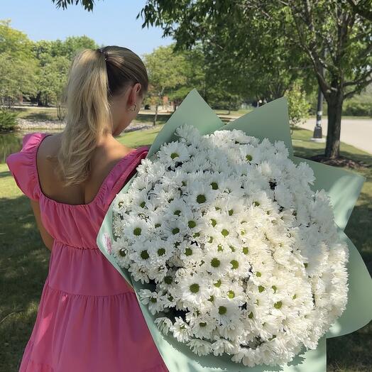 Large bouquet of daisies