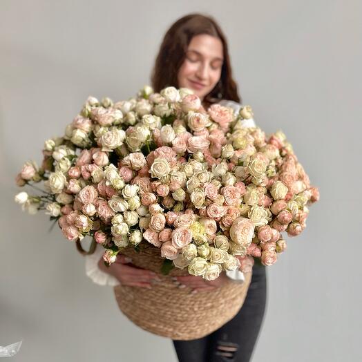 101 кустовая роза в стильной корзине