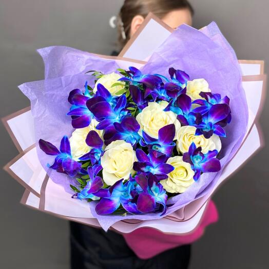 Букет из 17 Орхидей космос с розами