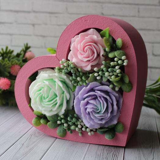 Бокс на 8 марта Сердце с розами из мыла
