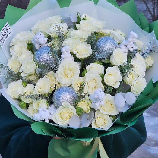Новогодний букет с игрушками