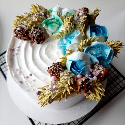 Торт с кремовым оформлением