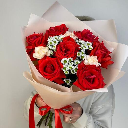 Bouquet of gorgeous scarlet French roses with delicate daisies